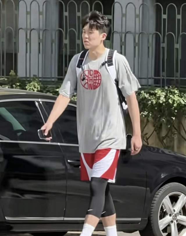 ESPN记者：湖人队内部人士暗示詹姆斯父子可能一起转投新球队